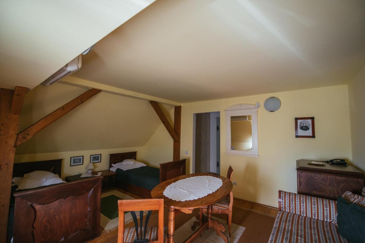 Voeroes Guest House Tirgu Secuiesc Exterior photo